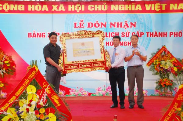 Đình làng Hòa Nghĩa (Dương Kinh):  Đón Bằng di tích lịch sử cấp thành phố