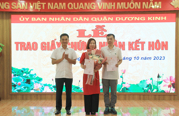 UBND quận Dương Kinh tổ chức trao Giấy chứng nhận đăng ký kết hôn có yếu tố nước ngoài